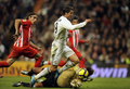 09-10スペイン1部リーグ第13節、レアル・マドリード（%%Real Madrid%%）対アルメリア（%%UD Almeria%%）。試合はレアル・マドリードが4-2で勝利した。写真はアルメリアのジエゴ（%%Diego Alves Carreira%%）と接触するレアル・マドリードのクリスティアーノ・ロナウド（%%Cristiano Ronaldo%%、中央）。（2009年12月5日撮影）(c)AFP/PEDRO ARMESTRE