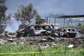 メキシコ中部トゥルテペックの花火倉庫で起きた爆発の現場で、黒焦げになった自動車（2018年7月5日撮影）。(c)AFP PHOTO / Pedro PARDO