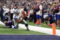 16NFL第11週、ダラス・カウボーイズ対ボルティモア・レイヴンズ。エンドゾーンに飛び込もうとするダラス・カウボーイズのダック・プレスコット（2016年11月20日撮影）。(c)AFP/Getty Images/Tom Pennington