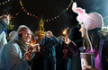 ロシア・モスクワ（Moscow）の赤の広場（Red Square）には1日未明、新年を祝おうと約12万人が集まった。ドミトリー・メドベージェフ（Dmitry Medvedev）大統領は、経済危機に耐えている国民に感謝するとともに家族の大切さを強調した。写真は赤の広場で花火を手に新年を祝う人々(2010年1月1日撮影)。(c)AFP/DMITRY KOSTYUKOV