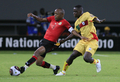 サッカーアフリカ・ネイションズカップ（アフリカ選手権、%%African Nations Cup 2010%%）グループリーグC、モザンビーク対ベナン。試合は2-2の引き分けに終わった。写真はモザンビークのマヌエル・ブクアネ（%%Manuel Bucuane%%、左）とボールを競るベナンのステファン・セセニョン（%%Stephan Sessegnon%%）。（2010年1月12日撮影）(c)AFP/KHALED DESOUKI