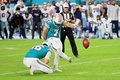 23NFL第16週、マイアミ・ドルフィンズ対ダラス・カウボーイズ。決勝のFGを決めるマイアミ・ドルフィンズのジェイソン・サンダース（右、2023年12月24日撮影）。(c)Stacy Revere/Getty Images/AFP