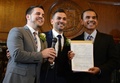 米カリフォルニア（California）州の連邦高裁は28日、州内で同性婚を禁止していた法律を無効とした。これを受け、同州のサンフランシスコ（San Francisco）やロサンゼルス（Los Angeles）の市庁舎では、同性カップルが次々と結婚式を挙げた。

カリフォルニア州では2008年に短期間だけ同性婚が認められたが、同年に行われた住民投票で、結婚を男女間に限定し同性婚を禁ずる規定を盛り込んだ州憲法の修正案｢提案8号（Proposition 8）｣が可決された。これに対し、2組の同性カップルが提訴。連邦最高裁は今月26日、この規定が合衆国憲法に違反するとした下級審の判断を、事実上維持する判決を下したため、同性婚が同州で再び解禁されることとなった。

写真は、ロサンゼルス市庁舎で結婚証明書を見せる、訴訟を起こしたカップルの1組、ポール・カタミ（Paul Katami）さん（中央）とジェフ・ザリーロ（Jeff Zarillo）さん（左、2013年6月28日撮影）。(c)AFP/ROBYN BECK