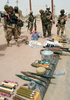 イラク南部バスラ（Basra）北部Hayaniyah地区で、見つかった武器を調べるイラク兵（2008年4月19日撮影）。(c)AFP/ESSAM AL-SUDANI