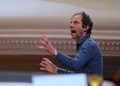 ポーランドのワルシャワ・フィルハーモニーホールで行われたキーウ交響楽団のリハーサルで指揮を執るイタリア人のルイジ・ガッジェロ氏（2022年4月19日撮影）。(c)JANEK SKARZYNSKI / AFP