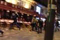 仏パリのレピュブリック広場近くで爆発音や銃声を聞き、逃げ惑う人々。ISが犯行声明を出したこの同時襲撃事件では、バタクラン劇場の観客を含む約130人が犠牲となった（2015年11月13日撮影）。(c)AFP