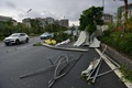 台風14号が上陸した中国・福建省のアモイで、強風で路上に吹き飛ばされたトタン（2016年9月15日撮影）。(c)AFP