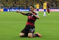 サッカーW杯ブラジル大会（2014 World Cup）準決勝、ブラジル対ドイツ。ゴールを決めて喜ぶドイツのミロスラフ・クローゼ（Miroslav Klose、2014年7月8日撮影）。(c)AFP/ADRIAN DENNIS