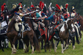 フランス皇帝ナポレオン（Napoleon）の遠征軍と帝政ロシア軍が激戦を繰り広げた1812年の「ボロジノの戦い」から今年で200年となることを記念し、モスクワ（Moscow）西方のボロジノ（Borodino）で2日、戦いを再現するイベントが行われた。

　当時の軍服や刀剣などを用いて戦いを忠実に再現したイベントには、ロシア政府が110万ドル（約8700万円）を出資。フランス側1550人、ロシア側1450人の兵士を演じる計3000人が参加。ジスカール・デスタン（Giscard d&apos;Estaing）仏元大統領と、ウラジーミル・プーチン（Vladimir Putin）露大統領も「観戦」に訪れた。これに先立ち、プーチン大統領の補佐官は「ボロジノの戦い」再現イベントを「若者の愛国教育」を広めるために活用したいと述べた。

　1812年9月7日の「ボロジノの戦い」は合戦では勝利しながら、戦争には負けた戦将の際立った例だ。

　ボロジノでは2万人のナポレオン軍が激戦の末に、兵力の多い4万5000人の露軍を破った。しかし痛手が大きかったため、ナポレオンはモスクワに進軍を開始する前に回復期間を置くことにした。この時にナポレオンはおそらく、敵方のクトゥーゾフ将軍が戦闘の翌日に一時撤退したことを知らなかったとされる。この休息の決断が、ナポレオンにとって致命的な誤算だった。

　帝政ロシア軍は兵力の半分を失っていたが、近くの村落で体制を立て直す時間ができ、戦術を練った。ナポレオン軍が入城したモスクワは、市民は脱出しもぬけの殻で、そこに焦土戦術が追い打ちをかけた。士気を失ったナポレオン軍は退却を余儀なくされた（2012年9月2日撮影）。(c)AFP/Kirill Kudryavtsev