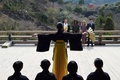 京都の清水寺で学生による能を鑑賞するミシェル・オバマ米大統領夫人（奥左から2人目）とキャロライン・ケネディ駐日米大使（同3人目）、大使の長男ジャック・シュロスバークさん（右、2015年3月20日撮影）。(c)AFP/TOSHIFUMI KITAMURA