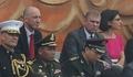 ベトナム・ハノイ（Hanoi）で行われた軍事パレードを見る英国のアンドルー王子（Prince Andrew、右から2人目、2010年10月10日撮影）。(c)AFP/HOANG DINH Nam