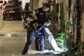 イスラエル・テルアビブ起きた銃撃事件現場での現場検証（2024年10月1日撮影）。(c)Jack GUEZ / AFP