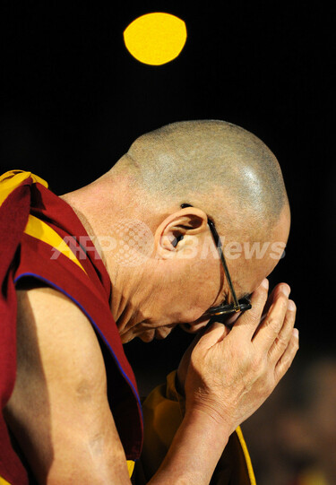 来日中のダライ・ラマ、震災犠牲者の49日法要 写真5枚 国際ニュース