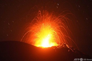 インドネシア・レウォトロ火山が噴火、豪雨被害の島 写真2枚 国際
