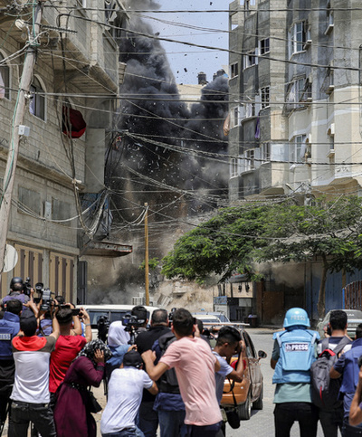 【今日の1枚】空爆を撮影するジャーナリストたち、ガザ市