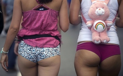 コロンビアで「ノーパンツ」ウォーク、生脚さらして行進