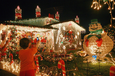 ブラジルで、リサイクル素材がクリスマスの街を美しくデコレーション