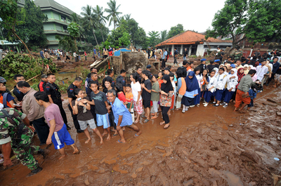 ジャカルタ近郊のダム決壊、死者は58人に