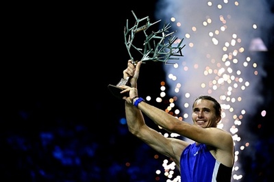 ズベレフがパリ・マスターズ優勝 地元アンベールに圧勝