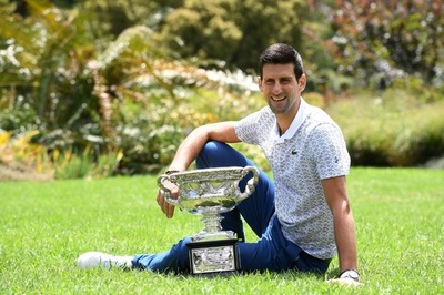 全豪OP制覇のジョコビッチ、メルボルン市内で写真撮影