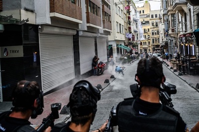 トルコ機動隊、「ゲイ・プライド」パレードにゴム弾使用