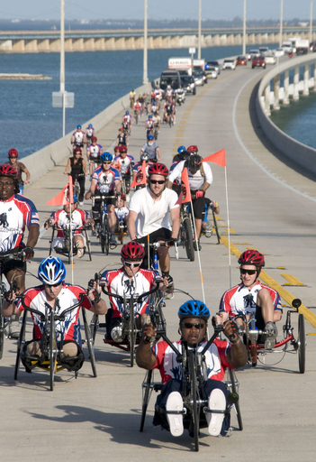 米軍負傷兵、フロリダ州南端で橋横断イベント