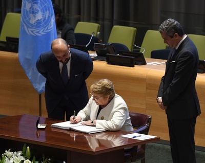 核兵器禁止条約、51か国・地域が署名 核保有国や日本は不参加