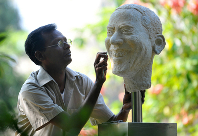 スリランカの芸術家、オバマ氏頭像を制作