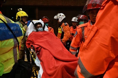 香港行政長官、大学占拠のデモ隊に投降呼び掛け 構内になお約100人
