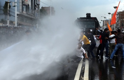 新憲法公布が近づくネパール、デモ隊に発砲 幼児含む4人死亡
