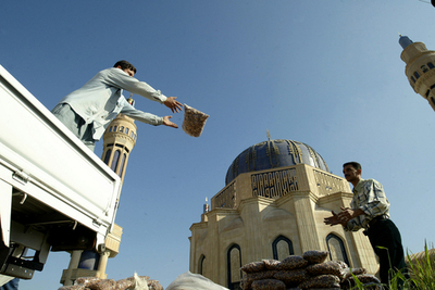 バグダッドのスンニ派主要モスクで自爆攻撃、28人死亡 イラク