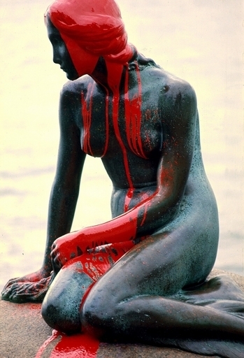 アンデルセンの墓に落書き、怒れる若者たちの報復か