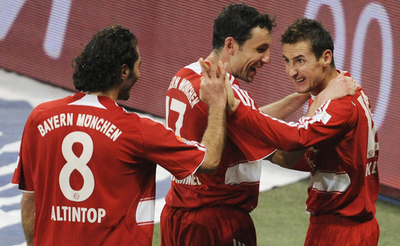 バイエルン クローゼの2得点で2位浮上