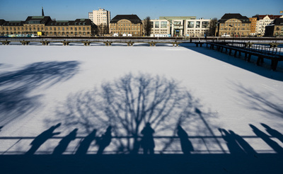 【今日の1枚】水ぬるむ春、銀盤の影絵も見納め