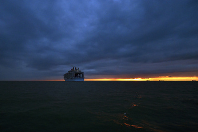 英女性観光客、クルーズ船目指し泳ぐ 夫乗船と思い…