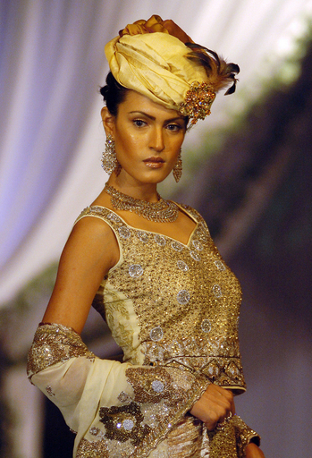 医療施設設立を目指したチャリティーファッションショー開催