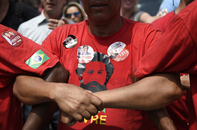 収監中のルラ元大統領、投票も不可能に ブラジル大統領選