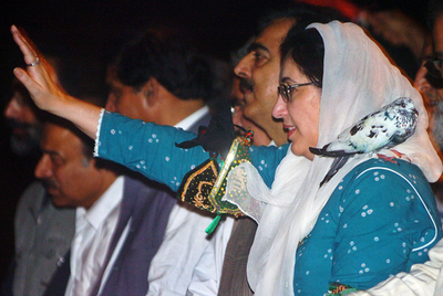 ブット元首相の車列近くで爆弾が爆発、少なくとも125人が死亡