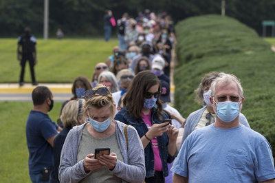 米4州 期日前投票に長蛇の列 トランプ氏の郵便投票批判も影響か