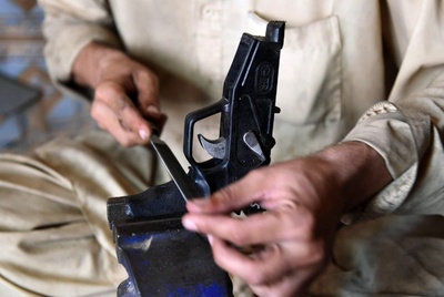 銃がスマホより安いパキスタンの町