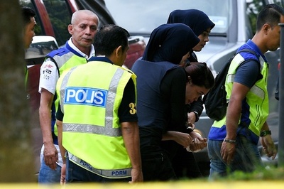 金正男氏暗殺事件の被告2人が出廷、マレーシア