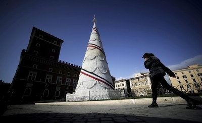ローマの白いクリスマスツリー、一夜で｢撤退｣