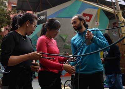 夫を亡くした女性シェルパら、エベレスト登頂のタブー打破へ