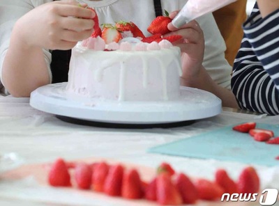 「ケーキのフルーツ、洗わずに使うのは普通か」…韓国カフェバイトの「良心」の告白が発端、相次ぐ類似情報