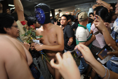 フィリピン大学生ら、全裸で走り政府に抗議の伝統行事