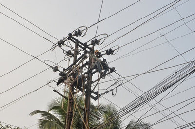 バスが送電線に接触して炎上、10人死亡 インド