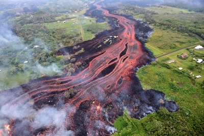 ハワイのキラウエア火山、溶岩流が急速に南東へ進行