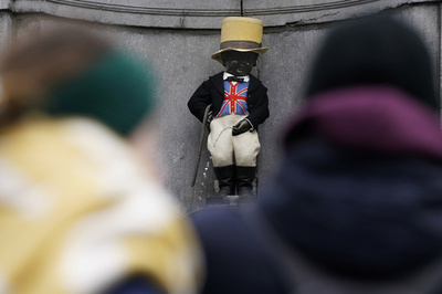 【今日の1枚】小便小僧がはなむけの正装、EU離脱の英国へ
