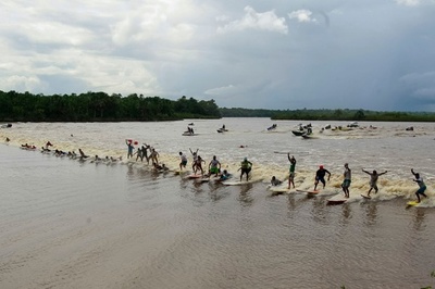 アマゾン水系を逆流「ポロロッカ」、ブラジルでサーフィン大会