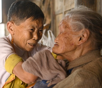 手足失った75歳、104歳母の介護 家事や農作業も 四川省